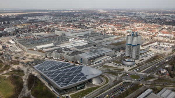 Das BMW-Gelände aufgenommen vom nahen Olympiaturm aus.