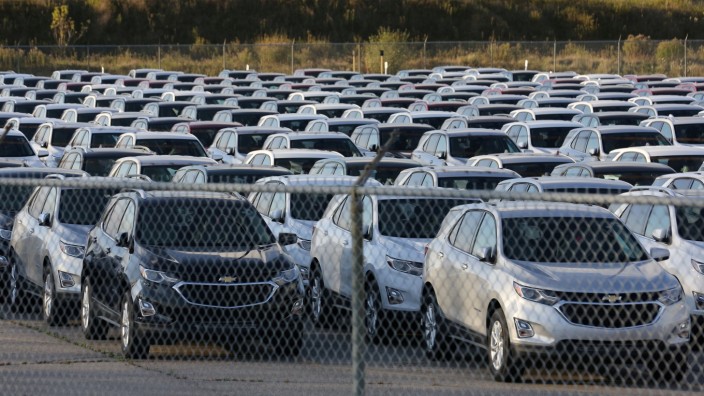 FILE PHOTO: Chevrolet Equinox SUVs are parked awaiting shipment near the General Motors Co (GM) CAMI assembly plant in Ingersoll