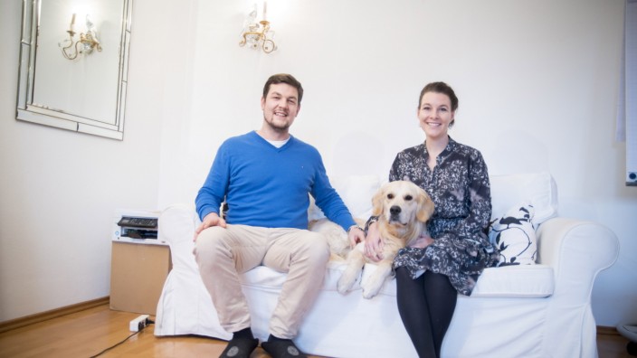 Tierfutter: Aufs Sofa lassen Christina und Patrick Meinert ihren Hund Balu nur für ein Foto.