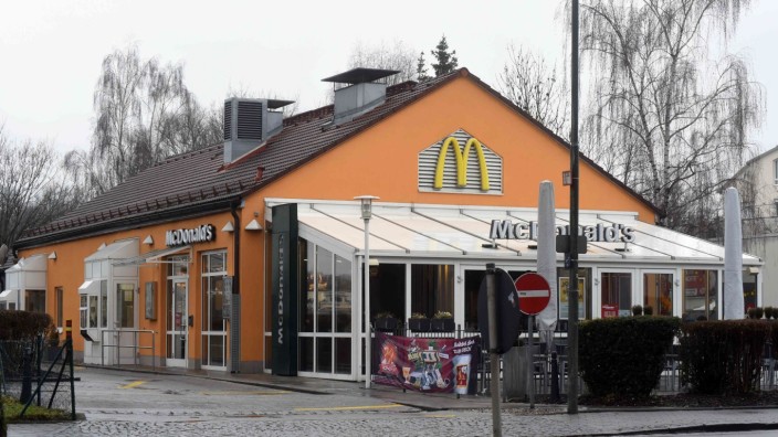 Versuchter Raubüberfall in Karlsfeld: Die Filiale des Schnellrestaurants McDonald's an der Münchner Straße in Karlsfeld ist Schauplatz eines gescheiterten Raubüberfalls.