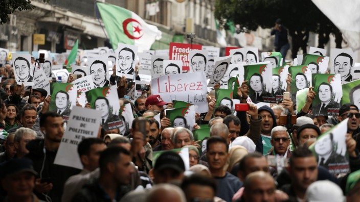 Algerien: Demonstrationen gegen den neuen Präsidenten Algeriens.