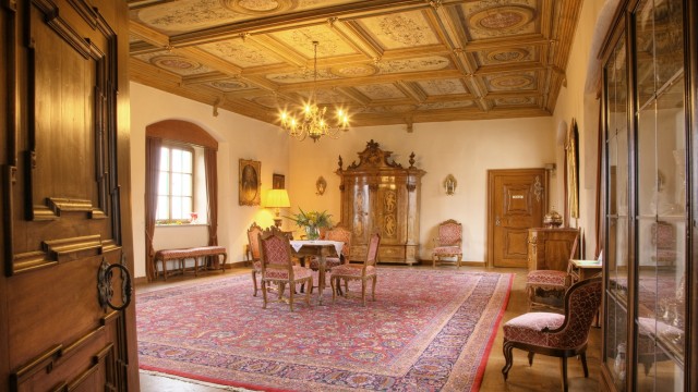 Schloss Kronburg: Nur knapp zehn Zimmer des Schlosses sind bewohnt - der rote Saal gehört zum Museum.