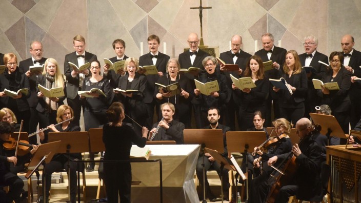 Dachauer Kammerchor: Der Dachauer Kammerchor und das Ensemble Stross sorgen für eine fast intime Atmosphäre.