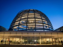 Transparenz: Wie viel Geld verdient ein Bundestagsabgeordneter?