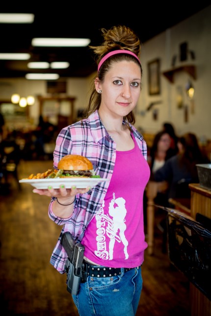 Waffengesetze in den USA: Sicher ist sicher: Kellnerin Jessie Spaulding serviert den Burger im Shooters Grill in Rifle, Colorado, mit der Pistole am Gürtel.