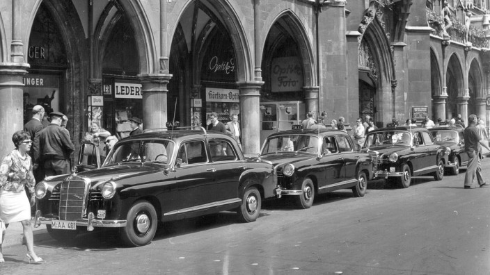 Taxis auf dem Münchner Marienplatz, 1961