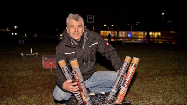 Böllerverbot: Würde den Landkreis auch heuer gerne mit "Römischen Lichtern" und anderem Feuerwerk erhellen: Andreas Büttner aus Grafing.