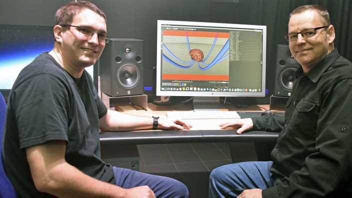 Lasershow: Ohne Computer läuft hier gar nichts: Alexander Hohl (links) und Siegried Boes von DS Showlaser.