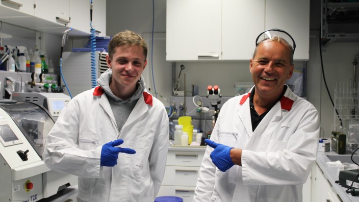 Junger Forscher: Philipp Meven (links) hat von Armin Kriele eine spannende Aufgabe für sein Praktikum bekommen.