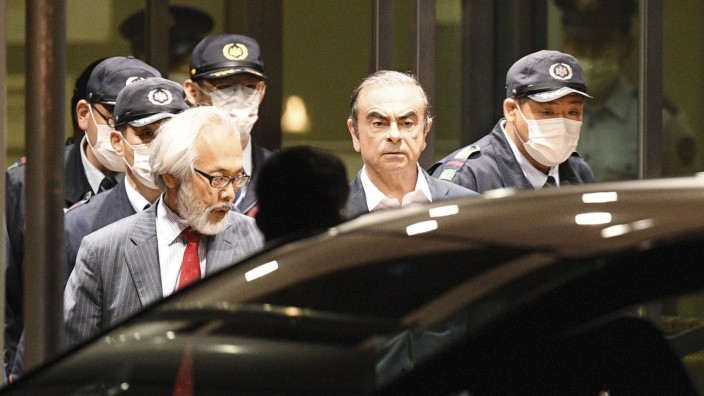 News Themen der Woche KW17 News Bilder des Tages Ghosn released on bail for 2nd time Former Nissan