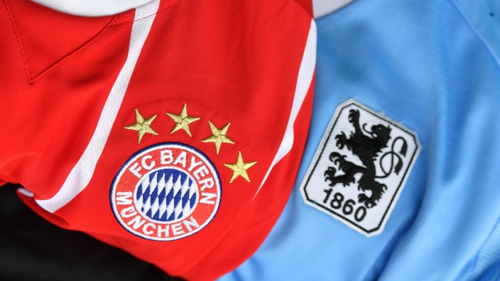 Ein Trikot des FC Bayern München neben einem Trikot des TSV 1860 München