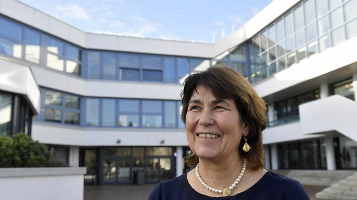 Lise-Meitner-Gymnasium Unterhaching: Zum Ende des Halbjahres verlässt Schulleiterin Brigitte Grams-Loibl das Lise Meitner-Gymnasium Unterhaching.