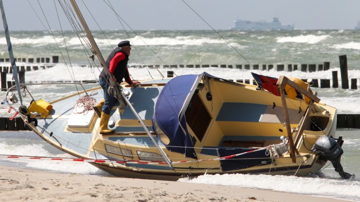 Starker Wind lässt Yacht stranden