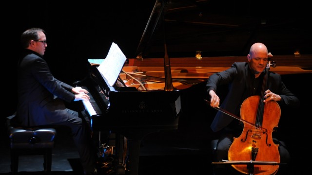 Kulturausblick: Jacques Ammon (Klavier) und Eckart Runge (Violoncello) arrangieren in ihrem Programm "Roll over Beethoven" die Werke des Komponisten neu.
