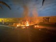 Nach dem US-Luftangriff brennt ein Fahrzeug am Flughafen von Bagdad.