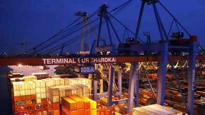 Ifo-Index: Container-Terminal Burchardkai am Hamburger Hafen: Von dort aus gehen Waren in alle Welt, doch die ökonomische Lage in allen großen Regionen hat sich verschlechtert.