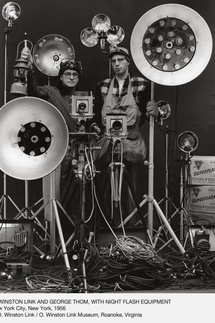 Fotografie: O. Winston Link und George Thom mit verschiedenen Blitzlicht-Apparaturen, New York City, 1956.