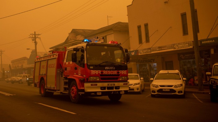 Australien: Der Rauch steht über dem Ort, es riecht verbrannt und die Kinder können nicht raus. Der Wind verteilt den Rauch über den Süden Australiens (Symbolbild)