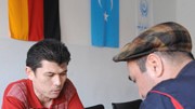 Uigurische Guantanamo-Häftlinge: Zwei Münchner Mitglieder der uigurischen Gemeinde spielen Schach in den Räumen des Weltkongresses.
