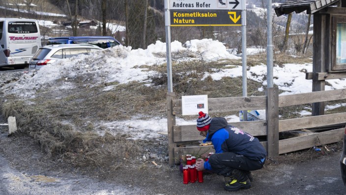Südtirol: Am Unglücksort in Luttach entzündet ein Trauernder Kerzen für die sechs von einem Auto getöteten deutschen Urlauber.