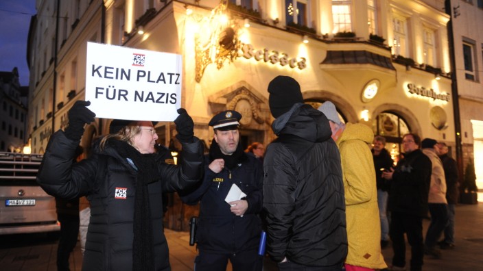 Hausverbot: Vor der Gaststätte haben Mitglieder der Initiative "München ist bunt" gegen die geplante Veranstaltung demonstriert.
