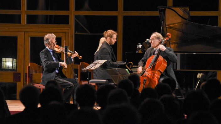 Iffeldorfer Meisterkonzerte: Das "Rubin-Trio" - Ferenc Kölcze, Klaus Kämper und Pablo Havenstein (von links) - beim Neujahrskonzert im Iffeldorfer Gemeindesaal.