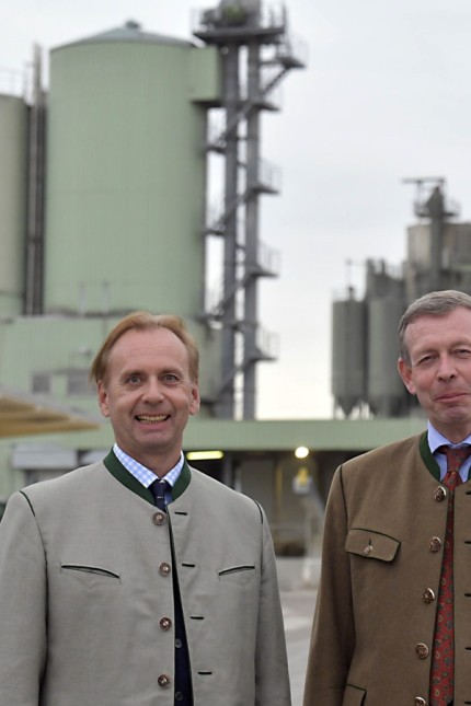 Gewerbe: Matthias und Günter Ganser (von links) planen die neue Firmenzentrale in Dürrnhaar in der Gemeinde Aying.