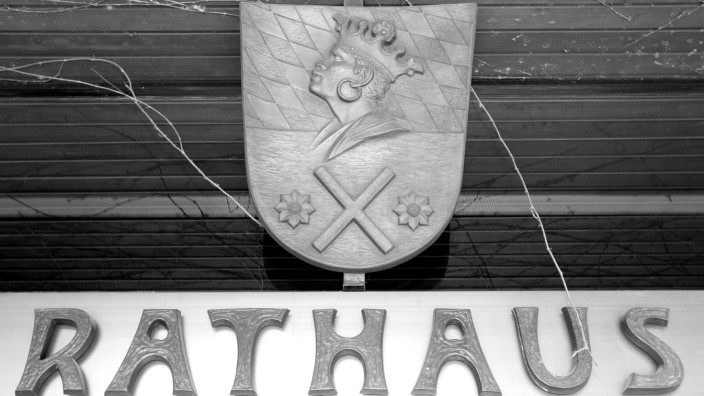 Kontroverse Diskussion: Auch der Mohr im Echinger Wappen, hier am früheren Rathauseingang, soll einer Verjüngungskur unterzogen werden, egal ob das Logo kommt oder nicht.