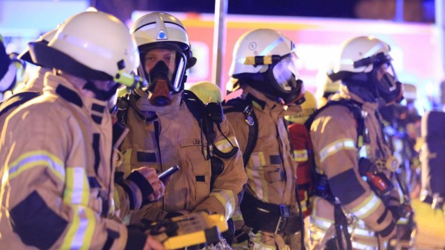 Brand in Stockdorf: Die Feuerwehr ist mit mehr als 100 Rettern im Einsatz, darunter viele Atemschutzträger. Sie holen alle 22 anwesenden Bewohner aus dem Mehrfamilienhaus.