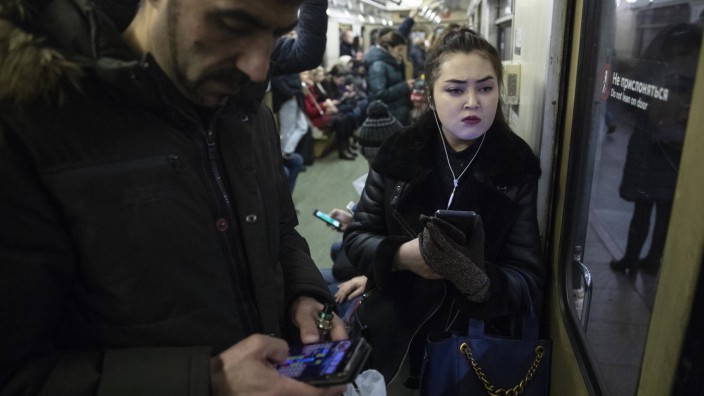 Smartphones: Das Handy als Ort der Freiheit - auch in der Moskauer U-Bahn.
