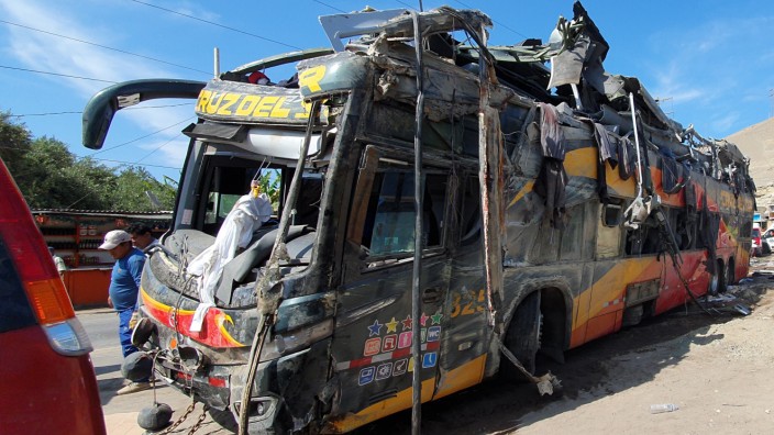 Peru: Vom Bus ist nur ein Wrack übriggeblieben.