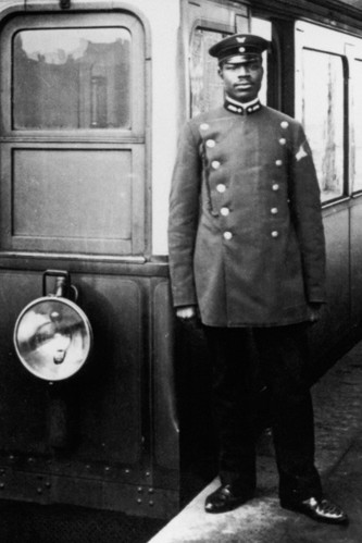 Kolonialismus: Martin Dibobe, in Kamerun geboren, kam 1896 zur Kolonialausstellung nach Berlin. Er blieb, arbeitete bei der Hochbahn. 1919 forderte er in einer Petition „Selbständigkeit und Gleichberechtigung“ für die Kolonisierten.