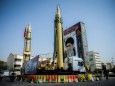 Iran: Bildnis von Ali Khamenei mit Raketen in Teheran