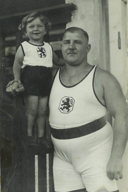 Gewichtheber Josef Straßberger mit seiner Tochter
Andreas Lechner  Roman "Heimatgold"