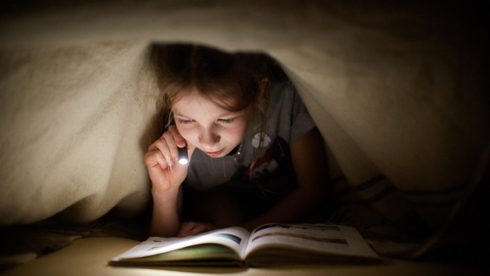 Kinder: Es kann das größte Vergnügen sein, nachts heimlich unter der Decke zu lesen - dafür braucht man nur das richtige Buch.