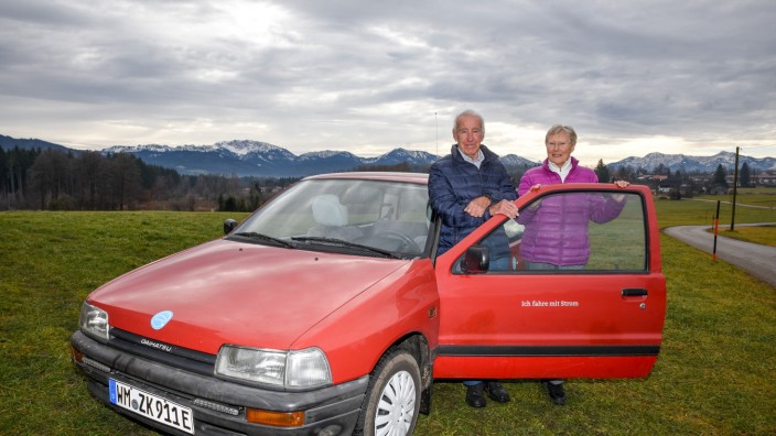 Oberbayern: Für alltägliche Fahrten in die nähere Umgebung bestens geeignet: Der Daihatsu mit selbstgebautem Elektroantrieb. Joachim und Regina Rau schätzen vor allem das angenehme Fahrgefühl und die leichtere Handhabe im Gegensatz zu einem Auto mit Verbrennungsmotor.