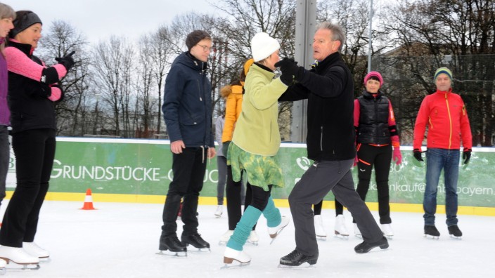 Wintersport: Isabel Grimm (in Grün) und Peter Schuller geben jeden Sonntag kostenlosen Eistanzunterricht.