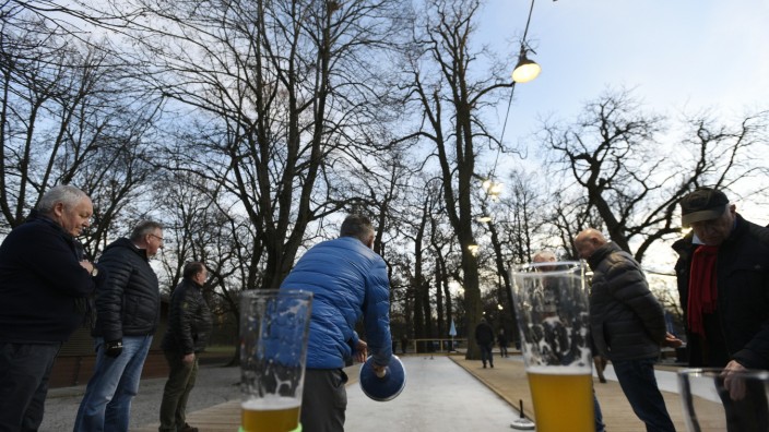 Winter in München: Manchen Münchner packt die Sehnsucht nach dem Winter, die sich allenfalls beim Eisstockschießen stillen lässt.
