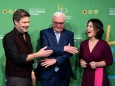 Bundespräsident Frank-Walter Steinmeier mit Robert Habeck und Annalena Baerbock