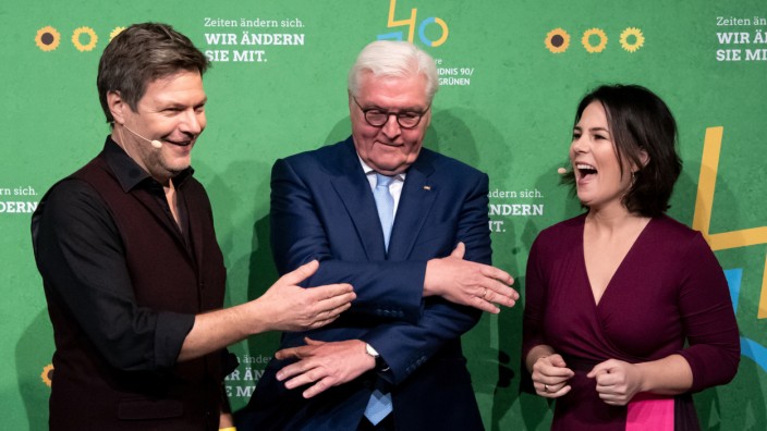 Bundespräsident Frank-Walter Steinmeier mit Robert Habeck und Annalena Baerbock