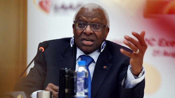 Ex-IOC-Mitglied Lamine Diack: Sitzt in Paris auf der Anklagebank: Lamine Diack.