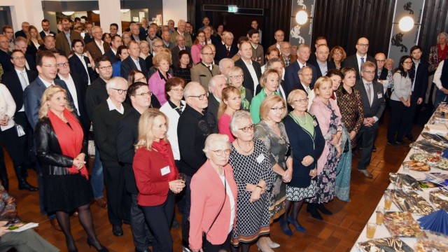 Germering: Die 150 Gäste der CSU im Roßstall-Theater hören zu und schweigen.