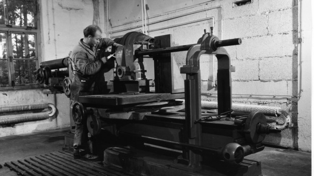 Aufzugsfirma Nunn in Hohenbrunn: Ein Arbeiter in der Werkstatt in Hohenbrunn 1963.