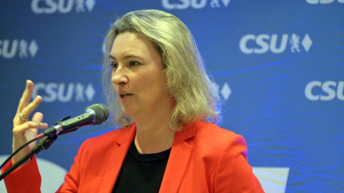 Moosinning: Eine bessere Bezahlung von Beschäftigten in sozialen Berufen forderte die sozialministerin Kerstin Schreyer in Moosinning.