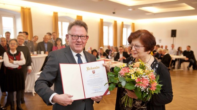 Neujahrsbegegnung in Markt Schwaben: Bürgermeister Georg Hohmann überreicht der neuen Ehrenbürgerin von Markt Schwaben ihre Urkunde.