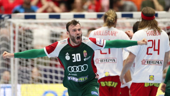 Handball-EM: Ungarns Zoltan Szita jubelt, die Dänen sind konsterniert.