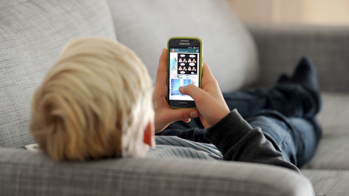 Medienerziehung: Die digitale Welt auf dem Smartphone übt eine besondere Anziehungskraft auf Kinder aus.