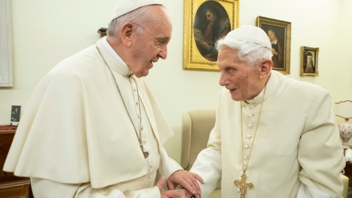 Missbrauch in der Katholischen Kirche: Eine Kirche, zwei Päpste: Franziskus und sein emeritierter Vorgänger Benedikt XVI.
