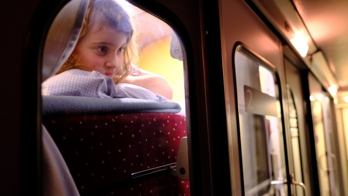 Bahnreisen: Bei Tag und bei Nacht: Auf die Bahn umzusteigen, kann gerade für Familien interessant sein.