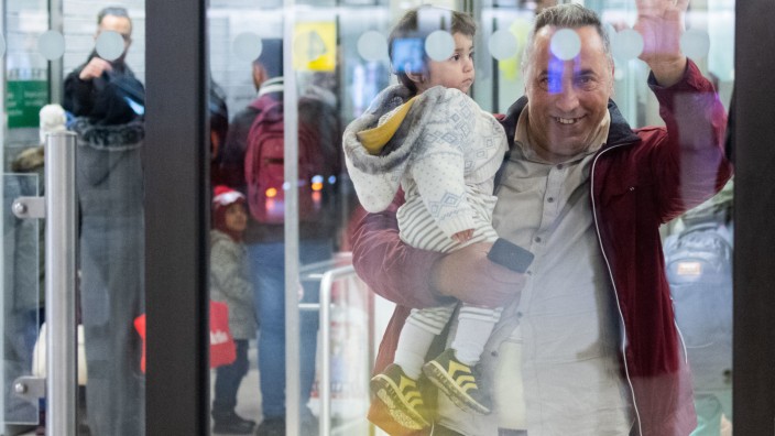 Flugzeug bringt 247 Flüchtlinge aus Türkei nach Hannover